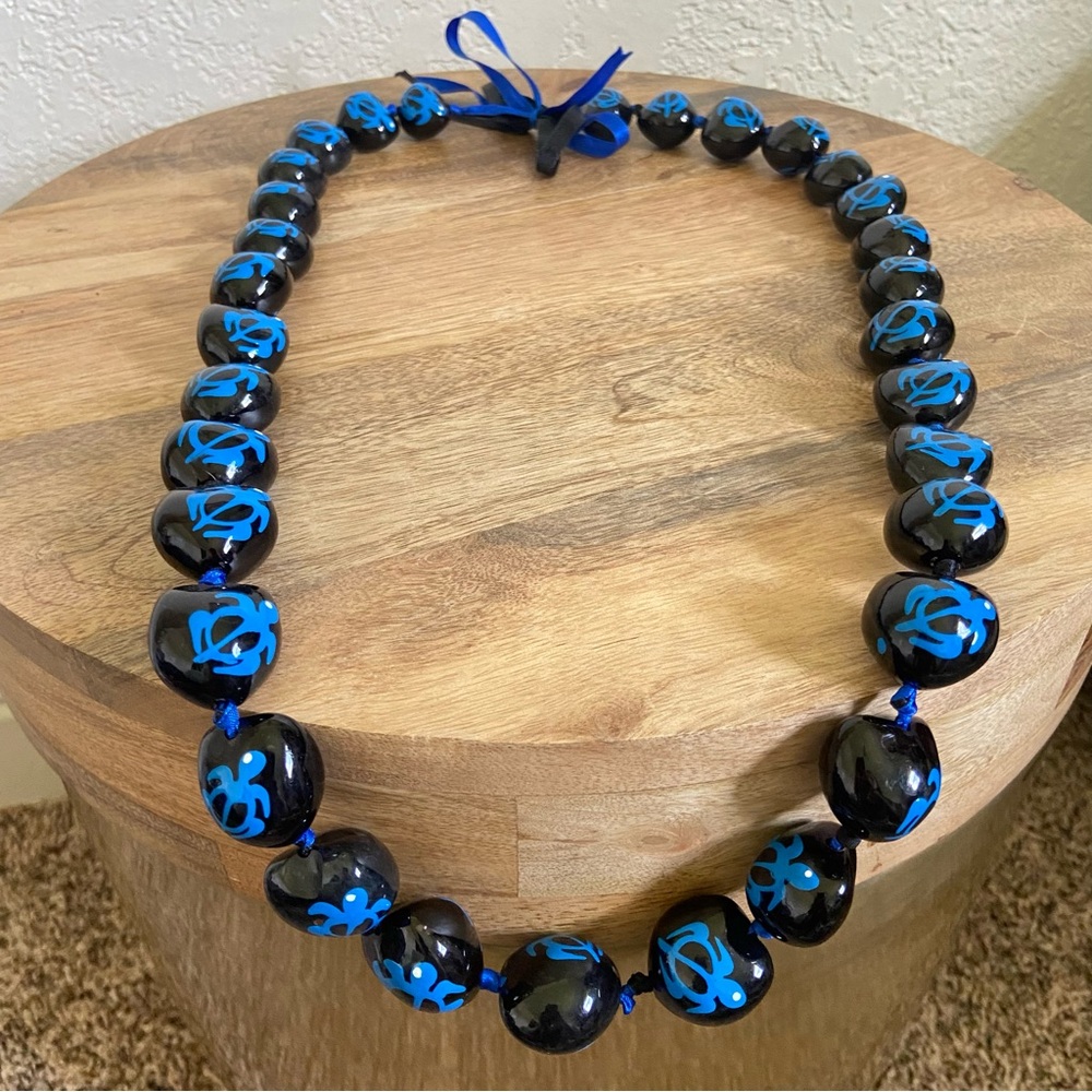 Kukui Tree Nut Lei with Hand-Painted Sea Turtle